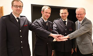 Hand in Hand: Markus Knipping (v. l.), Marius Ulrich, Sebastian Ewen und Bürgermeister Hubertus Grimm. - Simone Flörke