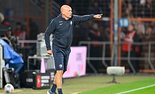 Trotz niedriger Temperaturen mit kurzer Hose: Bochum-Coach Rösler - Ulrich Hufnagel/dpa