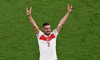 Ein türkischer Bürgermeister hat Demiral nach seinem umstrittenen Wolfsgruß bei der EM eine Statue gewidmet. - Hendrik Schmidt/dpa