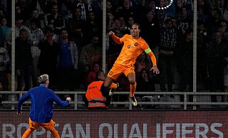 Virgil van Dijk erzielte kurz vor Schluss den wichtigen Siegtreffer für die Niederlande. - Thanassis Stavrakis/AP/dpa