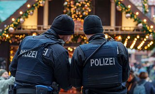 Die Polizei wird auf dem Bielefelder Weihnachtsmarkt verstärkt kontrollieren. Ein Fokus der Beamten liegt dabei in diesem Jahr auf Messern. - Andreas Arnold/dpa
