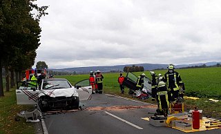 Eine Fahrerin wurde bei dem Unfall in ihrem Auto eingeklemmt. - Simone Flörke