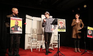 Der Malermeister (Thomas Streipert, l.), der Student (Lars Schulte) und die Intellektuelle (Susanna Traut) befinden sich im Wahlkampf. - Elke Niedringhaus-Haasper