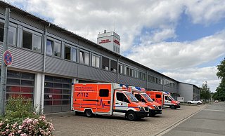 Vor der Mindener Feuerwache wurden gezielt Nägel und Schrauben ausgelegt. Foto: - Berufsfeuerwehr Minden
