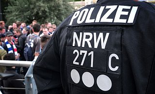 Die Polizeikräfte erwarteten die SCP-Anhänger bereits dort, wo diese eigentlich auf rivalisierende Lippstädter treffen wollten. - Symbolfoto: Andreas Frücht
