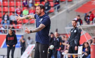 Arminia-Trainer Mitch Kniat verfällt trotz des überzeugenden Sieges in Ingolstadt nicht in überbordende Euphorie. - IMAGO/Eibner