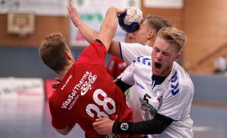 Festgefahrene Situation: Altenhagen-Heepens Jan Hübner (Nr. 38) findet bei seinem Anspiel im bisher letzten Oberliga-Derby am 23. Okober 2020 nur den Kopf von Tim Weischer. Kein Wunder: Justus Clausing hat Einwände. Foto: Peter Unger - Peter Unger