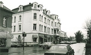 Als die Heforder Straße noch eine Durchgangsstraße war. In den 1970er Jahren wird die Fassade des ältesten Hotel der Kurstadt entschlackt und das Gebäude bekommt eine Ladenzeile. - Stadtarchiv Bad Oeynhausen