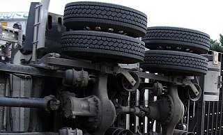 Der Lkw kippte um. - (Symbolbild): Pixabay