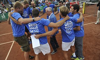 Blau-Weiß gewinnt 2017 zum fünften Mal den Titel und feiert mit Gerhard Weber. - Philipp Kreutzer