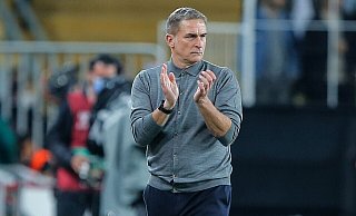 Stefan Kuntz reagiert am Spielfeldrand. - Uncredited/AP/dpa