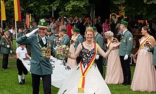 Das ursprünglich zur Parade vorhergesagte Gewitter blieb am späten Nachmittag aus, umso fröhlicher und sichtlich gelöst lächeln König Dennis Happe und Königin Stefanie Nötges beim großen Finale ihrer einjährigen Regentschaft. - Birger Berbüsse