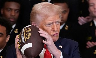 Am Sonntag will Trump ein Spiel der Commanders im Stadion mitverfolgen. (Archivbild) - Alex Brandon/AP/dpa