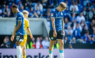 Die Arminen Jonny Grodowski (r.) und Noah Sarenren Bazee lassen nach der Niederlage die Köpfe hängen. - Sarah Jonek Die Arminen Jonny Grodowski (r.) und Noah Sarenren Bazee lassen nach der Niederlage die Köpfe hängen. - Sarah Jonek