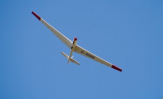 Der Pilot wurde mit einem Rettungshubschrauber in ein Krankenhaus gebracht. - Symbolbild: Pixabay