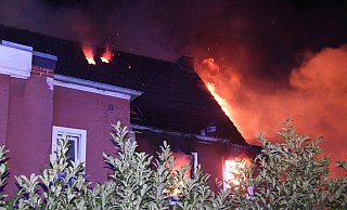 Flammen schlagen aus der Wohnung im Obergeschoss des Hauses. - Andreas Eickhoff