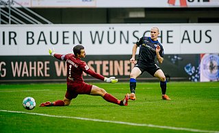 SCP-Stürmer Sven Michel (r.) beim Torschuss zum 1:0, den der starke Auer Torwart Martin Männel nicht halten kann. - Besim Mazhiqi