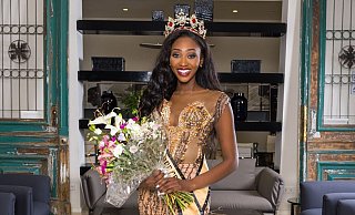 Degeune Niang hat sich Krone und Schärpe verdient: In drei Kategorien setzte sie sich gegen die anderen Kandidatinnen durch und gewann den Titel „Miss Globe Germany 2025“. - Degeune Niang