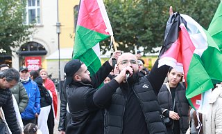 Die Teilnehmer skandierten verschiedene Parolen. - Claus Frickemeier Die Teilnehmer skandierten verschiedene Parolen. - Claus Frickemeier