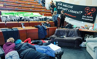 Mit Matratzen und Sofas haben es sich die Aktivisten gemütlich gemacht. Erkannt werden, wollen sie allerdings nicht. - Barbara Franke