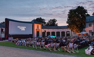 Das Sommernachtskino lockt stets hunderte Kinofans an den Marstall im Schloss- und Auenpark. - Pollux