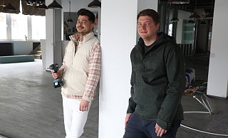 Vassili Leontaris (l.) und Lutz Luig betreiben die neue Gastro am Kamp. - Holger Kosbab