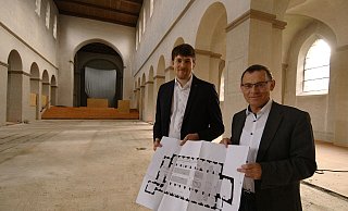 Rund ein Jahr lang wird die Abdinghofkirche in Paderborn zur Baustelle und aufwendig saniert. Den Prozess begleiten Pfarrer Eckhard Düker (r.) und Kirchenkantor Tim Gärtner. - Lena Henning