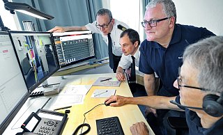 Erster Blick in den Rettungswagen: Carsten Kroll und Matthias Hülsmann von der Berufsfeuerwehr sowie Carsten Kirchhoff, Ärztlicher Leiter Rettungsdienst, schauen dem diensthabenden Notarzt Achim Röper (v.l.) am Tele-Arbeitsplatz über die Schulter. - Barbara Franke