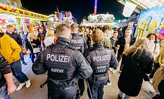 Direkt nach dem Todesfall auf der Pollhans-Kirmes 2023 in Schloß Holte-Stukenbrock hatte der Betreiber angegeben, bei dem Mann handele es sich um einen Fahrgast. Nun erhärtet sich der Verdacht, dass es ein illegal Beschäftigter war. - Besim Mazhiqi
