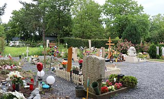 An das Bestattungsfeld für Sternenkinder grenzen Gräber für Kinder auf dem Hauptfriedhof "Auf dem Dören". - Mareike Gröneweg