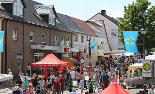 Nach dreimaligem Ausfall lockt das Dorffest Elsen wieder zahlreiche Menschen in die Von-Ketteler-Straße. - Moritz Jülich