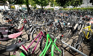 Am Gütersloher Bahnhof findet sich eine Vielzahl an Fahrrädern. Stadtweit sind in den ersten fünf Monaten des Jahres 255 Diebstähle registriert worden. - Andreas Frücht