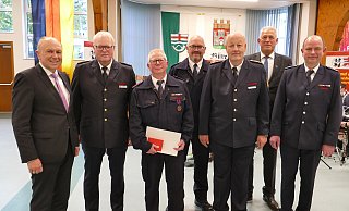 Elmar Keuter (2. v.l.) zeichnete mit dem Deutschen Feuerwehr-Ehrenkreuz in Bronze Hans Thiele (3. v. l.) von der Feuerwehr Delbrück aus. Es gratulierten (v. l.) Landrat Christoph Rüther, Delbrücks Vize-Wehrführer Ralf Fischer, amtierender Kreisbrandmeister Andreas Müller, Bürens Vize-Bürgermeister Wigbert Löper und Hubert Halsband, Geschäftsführer des VdF im Kreis Paderborn. - Ralph Meyer