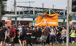 Die Polizei hat mit vielen Einsatzkräften dafür gesorgt, dass der Demozug geordnet vom Bahnhof bis zum Rathaus zog. - NW