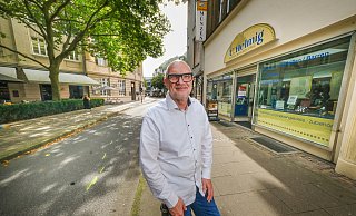 Udo Helmig vor seinem Münzenhandel am Emil-Groß-Platz: "Ich find' die Belebung hier toll", sagt er - nur der Verkehr müsse raus. - Andreas Zobe