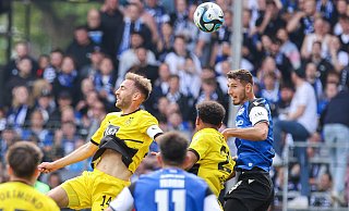 Arminia Bielefelds Semi Belkahia (r.) behauptet sich gegen die Dortmunder Michael Eberwein (Nr. 14) und Paul-Philipp Besong (Nr. 22) im Luftduell. - Oliver Krato