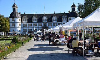 Drei Tage lang hat das Kuppelfest den Neuhäuser Schlosspark belebt. Das Wetter half dabei, dass viele Interessierte kamen. - Anja Ebner