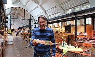 Vanja Dujic betreibt den "Hello Unique Shop" in der Markthalle. Mit Produkten aus dem ehemaligen Jugoslawien möchte er den Menschen in und um Herford die Gastfreundschaft von Slowenien bis Montenegro näher bringen. - Susanne Blersch