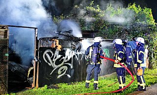 Die Feuerwehr rückte zu einem Gartenhaus-Brand an der Stralsunder/Ecke Schweriner Straße aus. - Barbara Franke