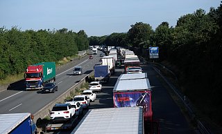 Auf der A30 staut es sich vor der Abfahrt 27 zum Autohof. - Katharina Eisele