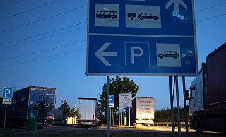 Ein Trucker sucht am Abend auf dem Autobahnparkplatz Dornheimer Rieth einen Park- und Schlafplatz. - Symbolfoto/ dpa