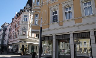 Am Neuen Markt in Herford stehen sich gleich zwei Leerstände gegenüber. Der Modeladen Patches hat vor einigen Wochen geschlossen, die Bäckerei Hensel steht schon seit Jahren leer. - Susanne Blersch