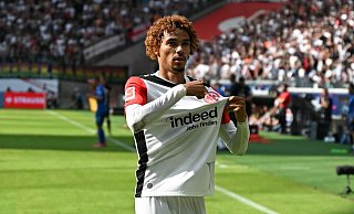 Eintracht Frankfurts Angreifer Hugo Ekitiké erzielte beim Sieg gegen Hoffenheim einen Treffer und bereitete ein Tor vor. - Arne Dedert/dpa