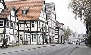 Denkmalgeschützte Häuser an der Schloßstraße in Schloß Neuhaus. - Viktoria Bartsch