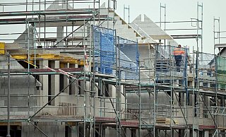 Das Neugeschäft mit Baufinanzierungen schrumpft seit Monaten. - Federico Gambarini/dpa