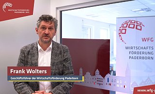 Das Foto zeigt Frank Wolters, Geschäftsführer der Wirtschaftsförderung Paderborn, bei einem Online-Auftritt während des ersten Lockdowns. - Screenshot: Tobias Vorwerk / WFG