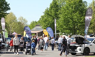 Das schöne Frühlingswetter am Sonntag lockte viele Besucher, über den Automarkt zu bummeln oder den verkaufsoffenenn Sonntag zu nutzen. - Klaus Frensing Das schöne Frühlingswetter am Sonntag lockte viele Besucher, über den Automarkt zu bummeln oder den verkaufsoffenenn Sonntag zu nutzen. - Klaus Frensing