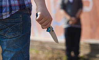 Ein 20-Jähriger soll am 20. Juni an der Westernmauer einen Mann mit einem Messer bedroht, verletzt und das Handy entwendet haben. (Symbolbild) - picture alliance / imageBROKER