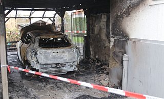 Das Carport und der PKW wurden durch das Feuer vollständig zerstört. - Claus Frickemeier