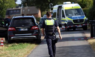Die Polizei ist mit einem speziellen Verkehrsunfallaufnahmeteam (VU-Team) im Einsatz um das Unglück zu rekonstruieren. MT-Foto: - Alex Lehn
